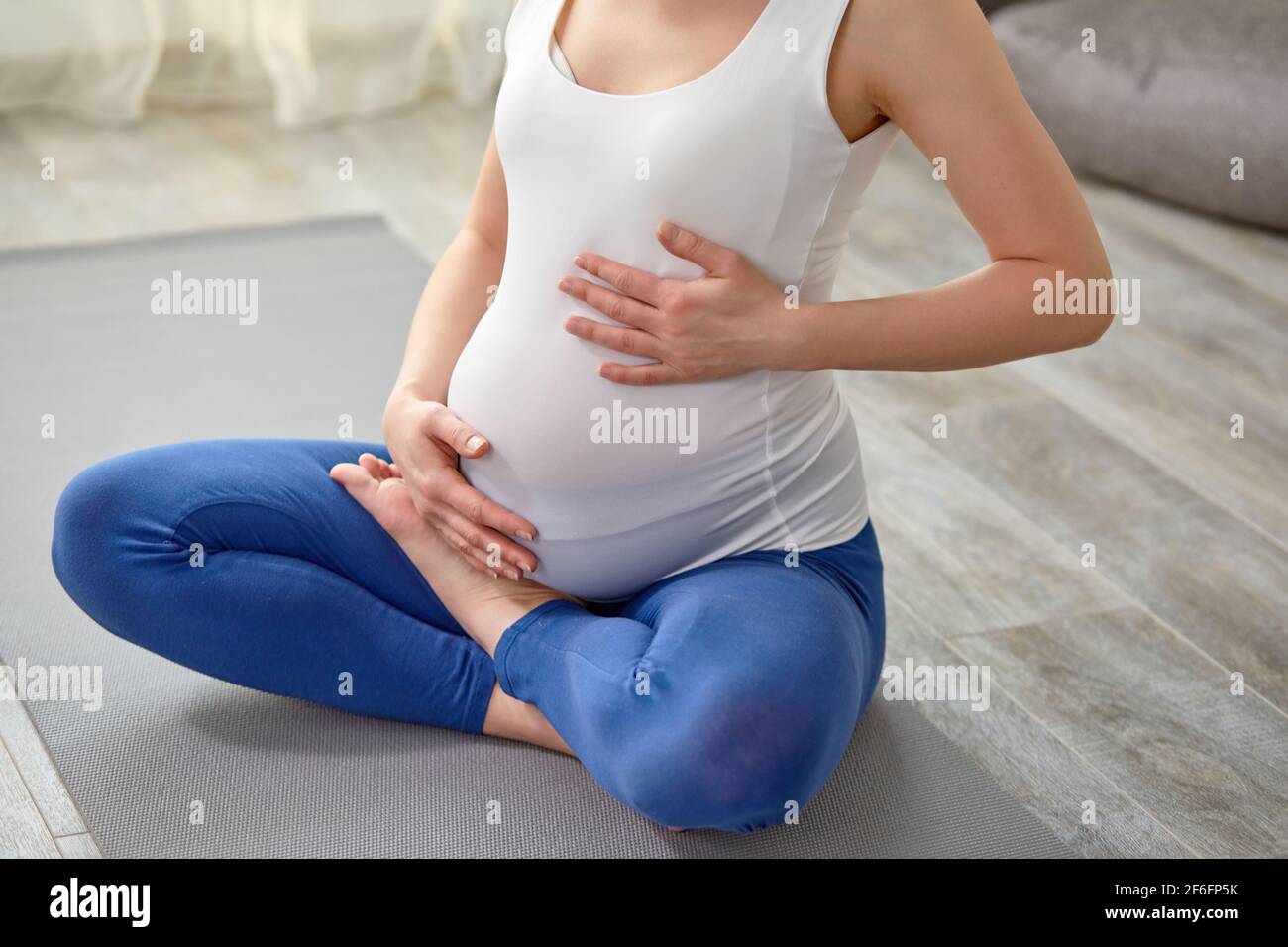 Femme Courte Femme Assis Sur Le Sol En Faisant Un Gros Ventre Avec Bebe A L Interieur Belle Coccinelle Xdoutant Enfant Longtemps Attendu Corps D Entrainement Et Um D Etirement Photo Stock Alamy