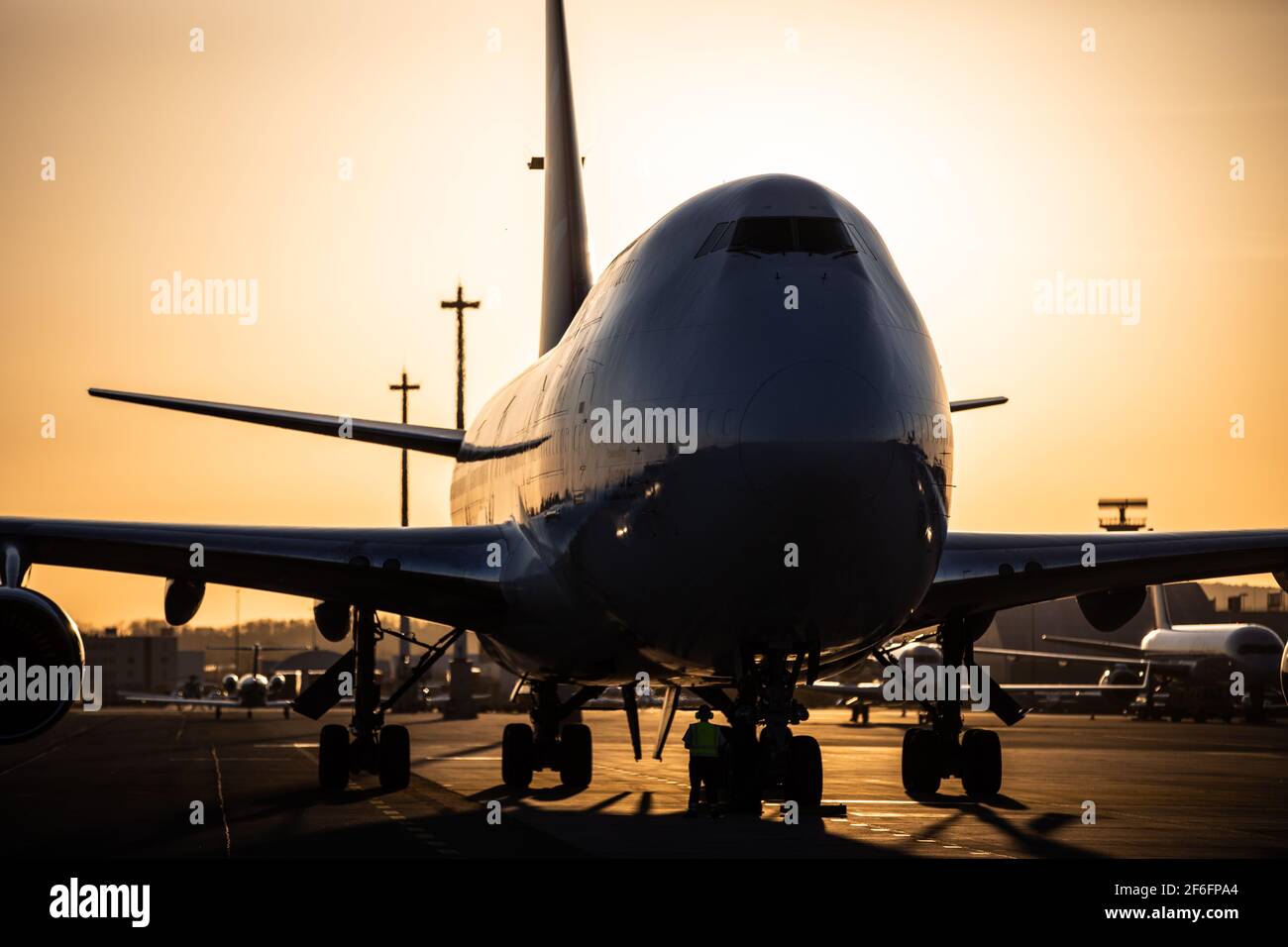 Un Boeing 747-400 cargo sur le tarmac au coucher du soleil Banque D'Images