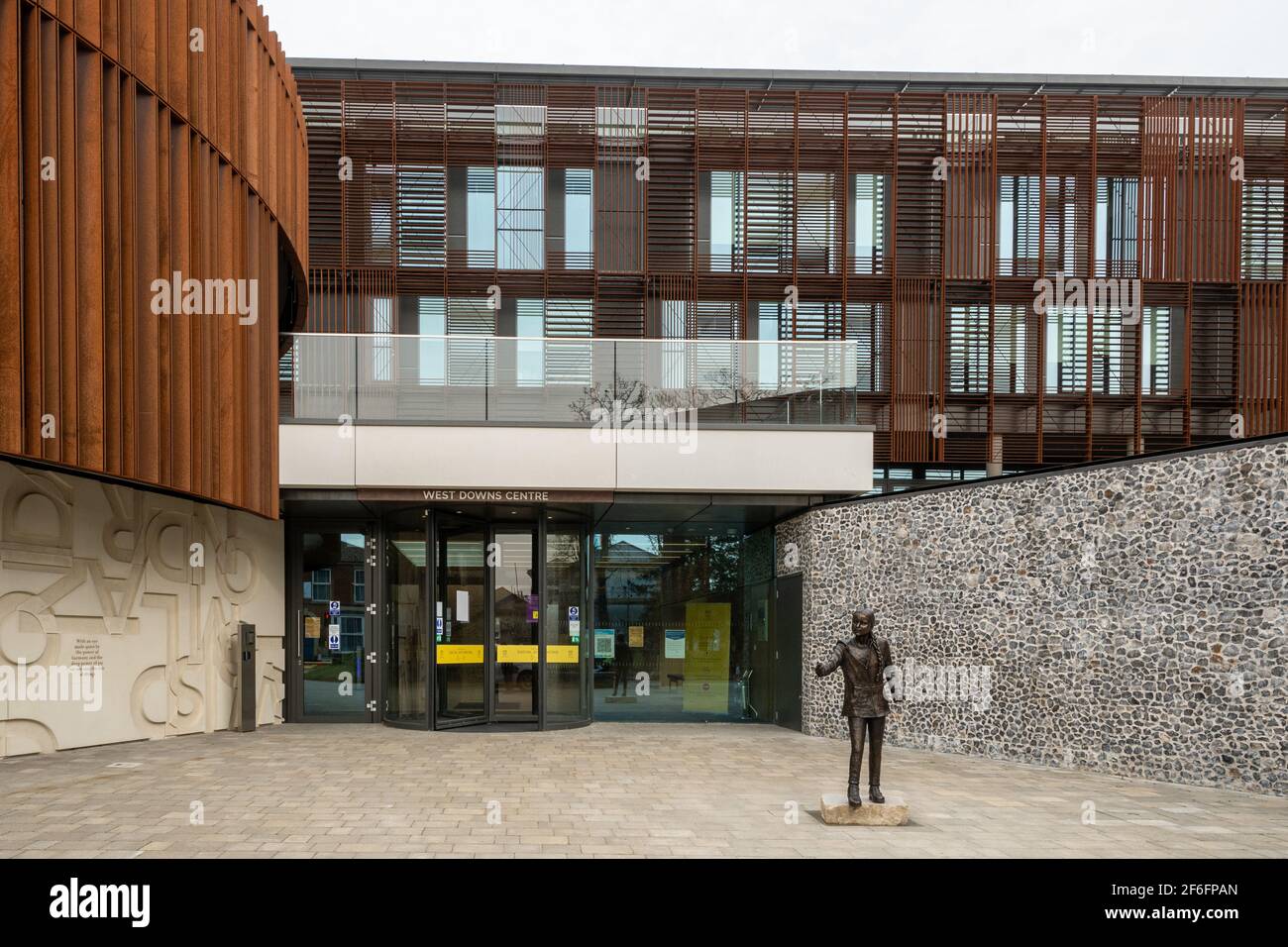Statue de GRETA Thunberg au campus de West Downs de l'université de Winchester, Hampshire, Royaume-Uni. Sculpture de l'activiste écologiste par Christine Charlesworth. Banque D'Images