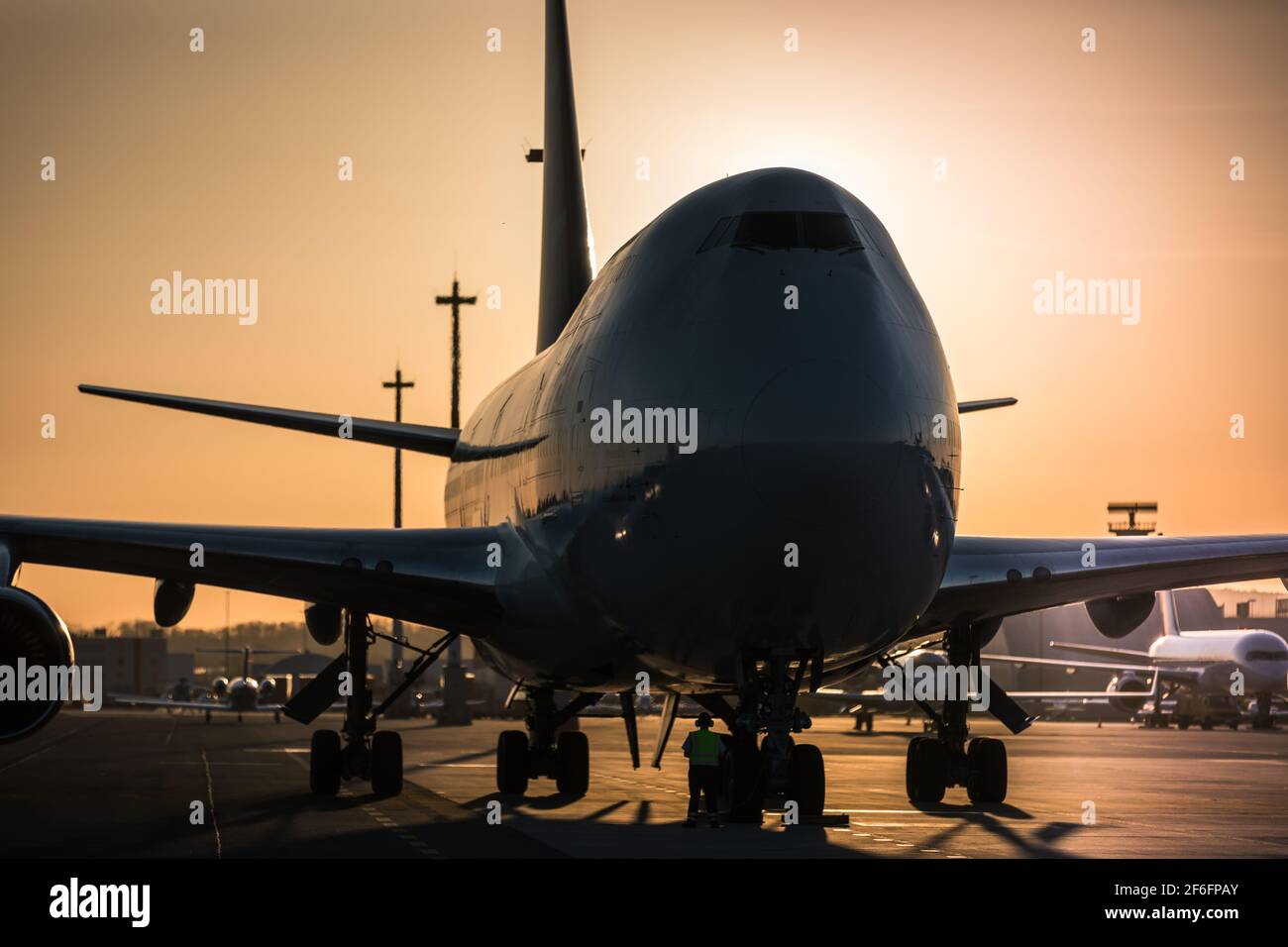 Un Boeing 747-400 cargo sur le tarmac au coucher du soleil Banque D'Images