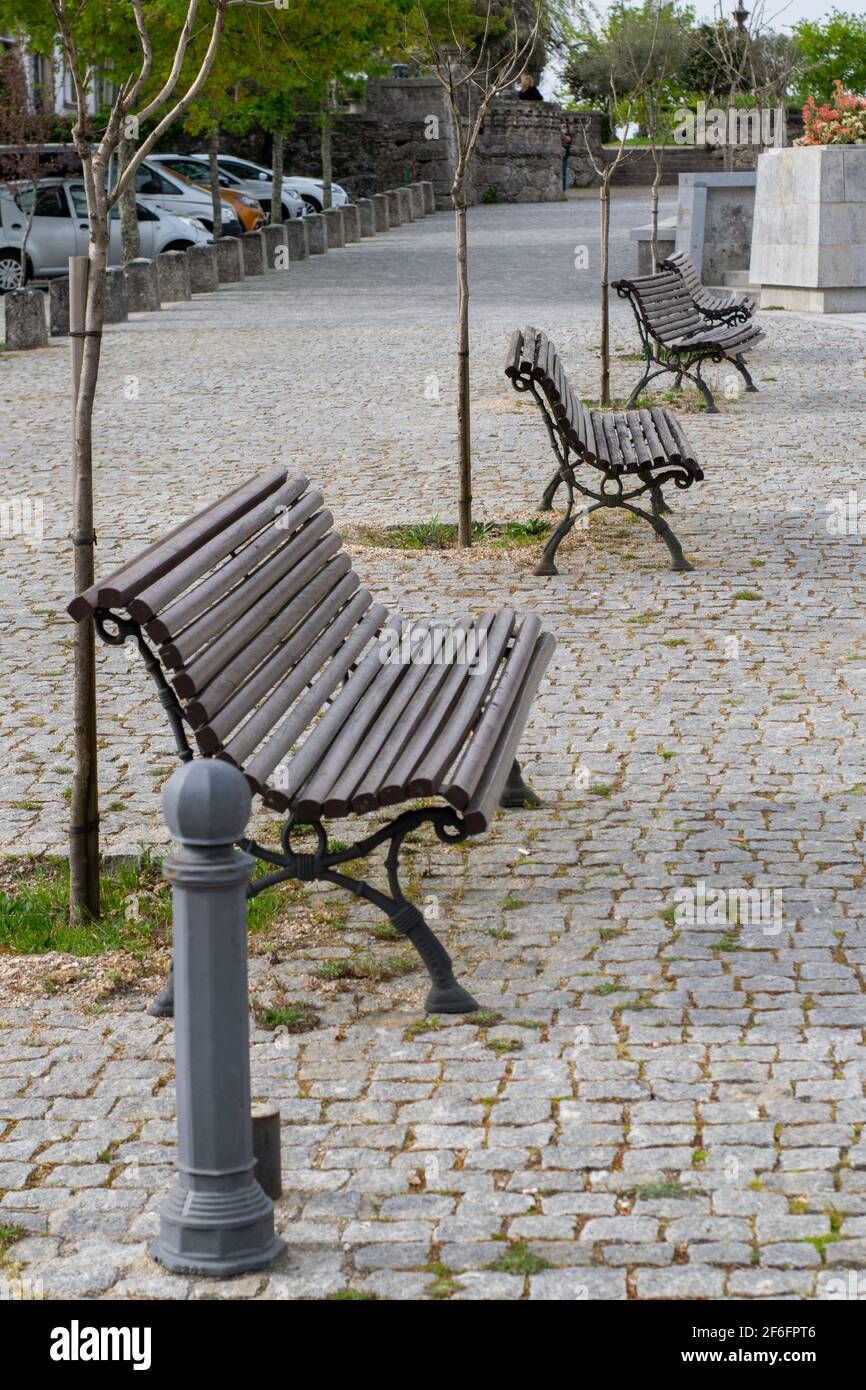 Prêt à s'asseoir sur les bancs vides, les bancs vides en période de coronavirus en raison de la contingence d'urgence et de la distanciation sociale. Banque D'Images