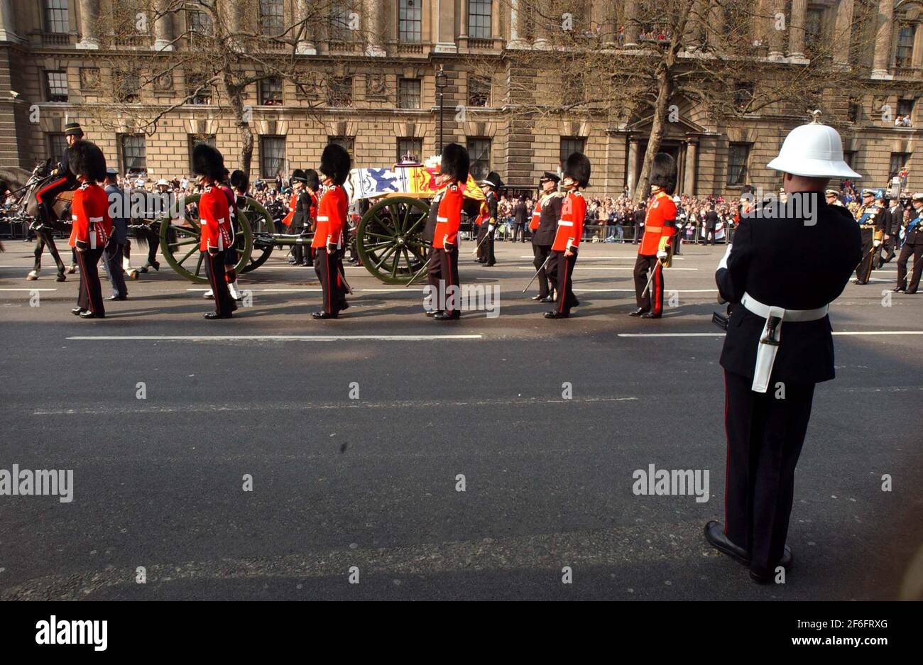 QUEEN MOTHERS PROCESSION.5/4/02 PILSTON Banque D'Images