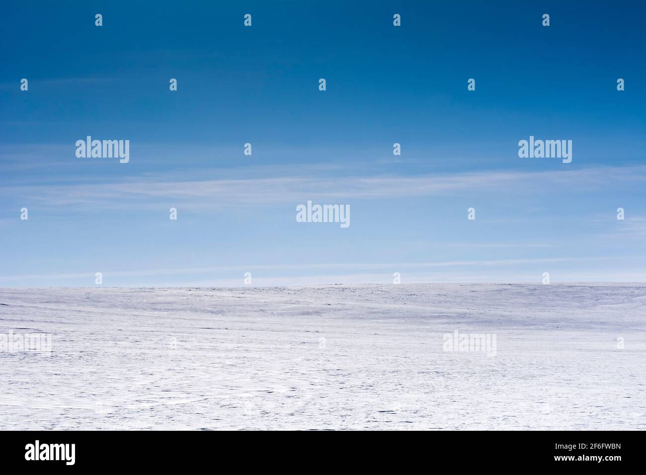 Paysage avec neige et ciel bleu Banque D'Images