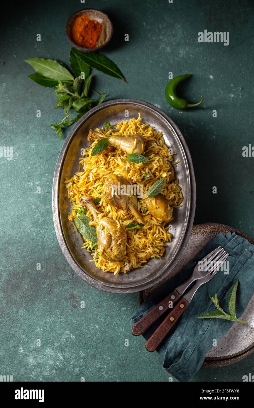 Cuisine indienne ou pakistanaise. Biriany de riz Biryani chiken avec herbe à la menthe et pain naan sur fond vert Banque D'Images