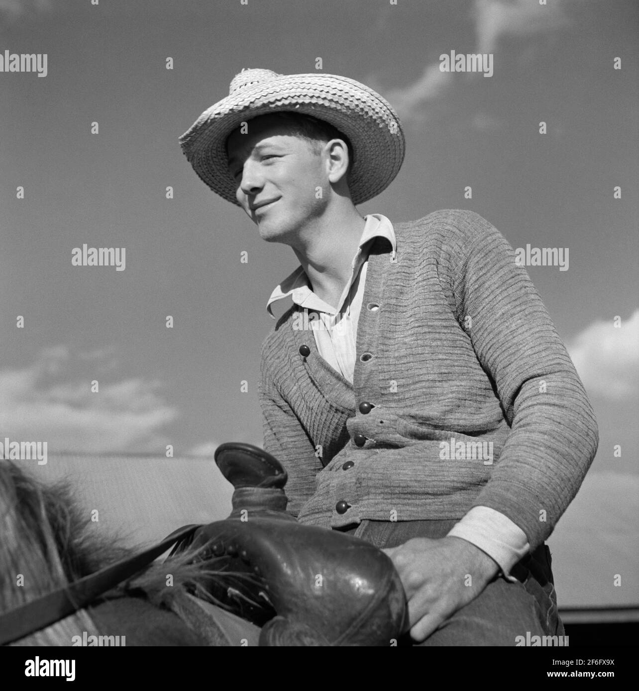 Cowboy on Ranch Horse in Corral at Quarter Circle U, Brewster-Arnold Ranch Company, Birney, Montana, États-Unis, Marion Post Wolcott, Administration américaine de la sécurité agricole, août 1941 Banque D'Images