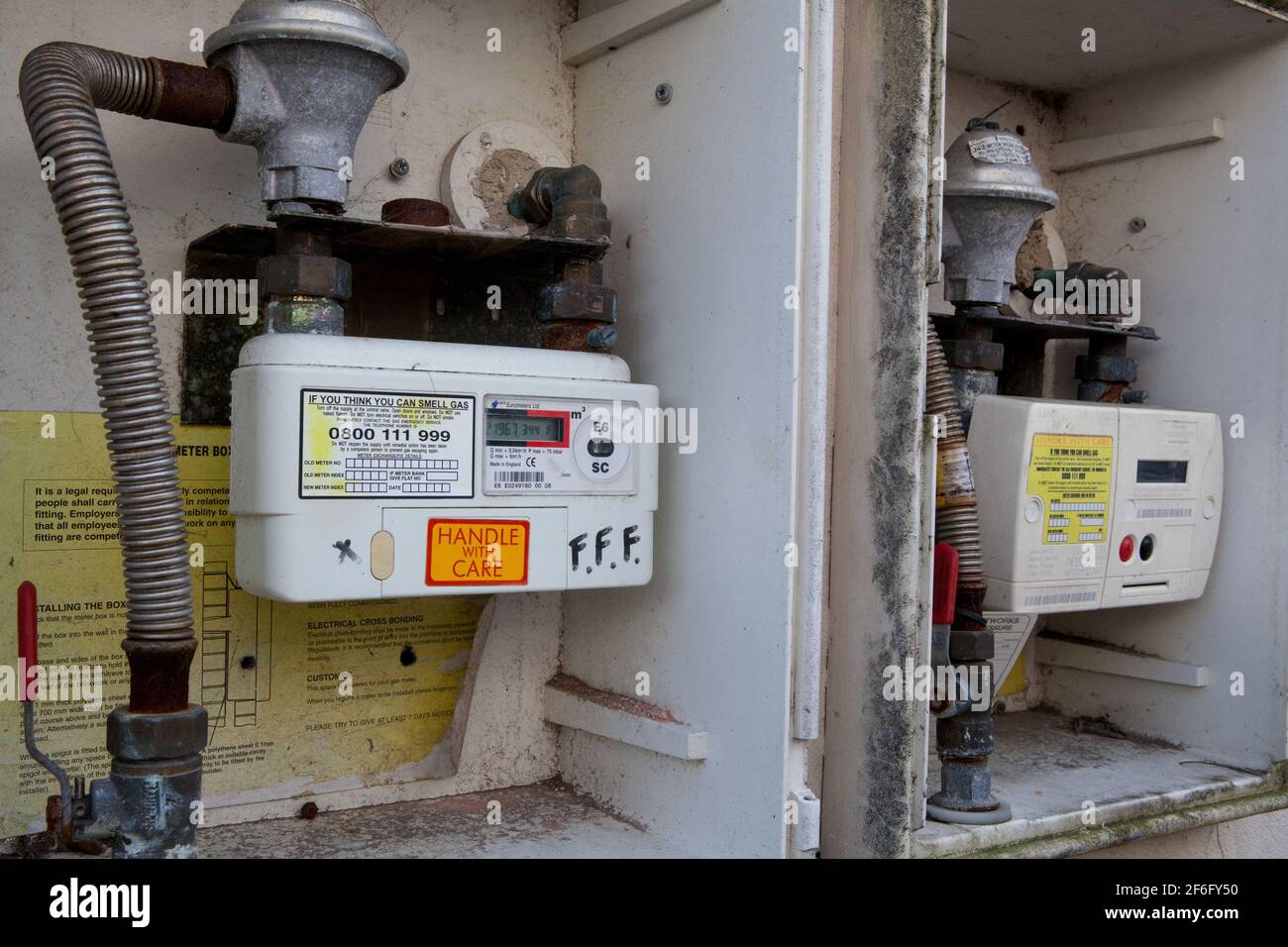 Une paire de compteurs de gaz (un pré-paiement sur la gauche) dans une propriété résidentielle de Brighton, Royaume-Uni Banque D'Images