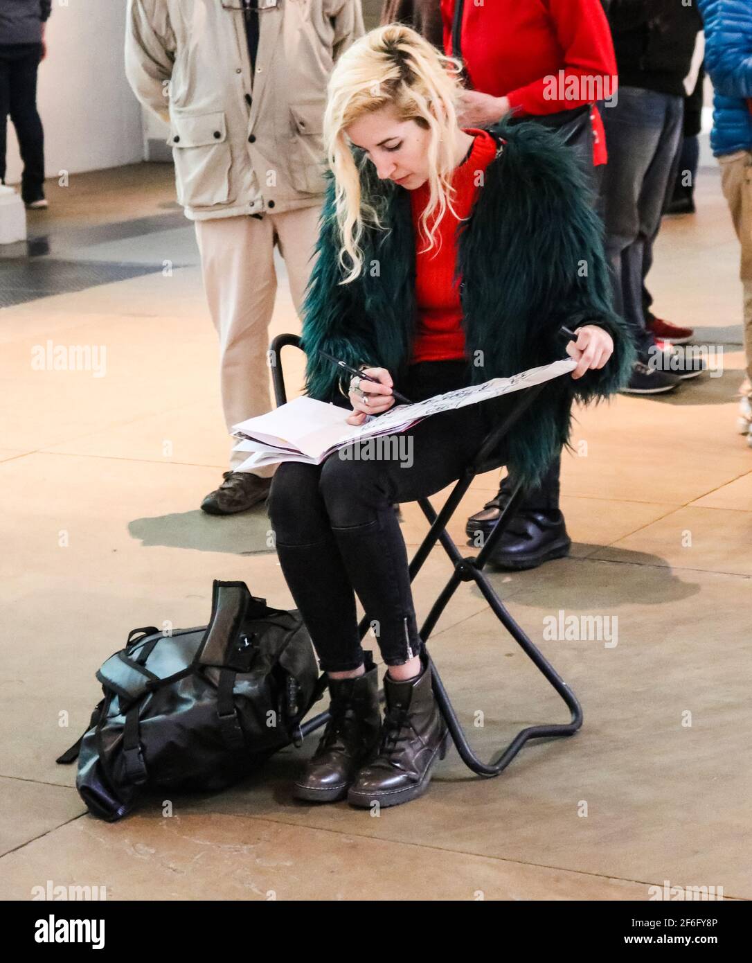 Blonde fille assise sur un tabouret pliant esquissant aux Britanniques Musée Londres Angleterre 1 - 10 - 2018 Banque D'Images