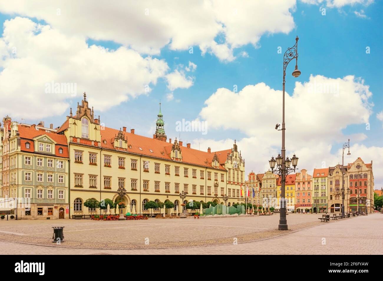 Wroclaw, juin 2020 : façade de maisons historiques colorées sur la place du Vieux marché, la vieille ville de Wroclaw, Basse-Silésie, Pologne Banque D'Images