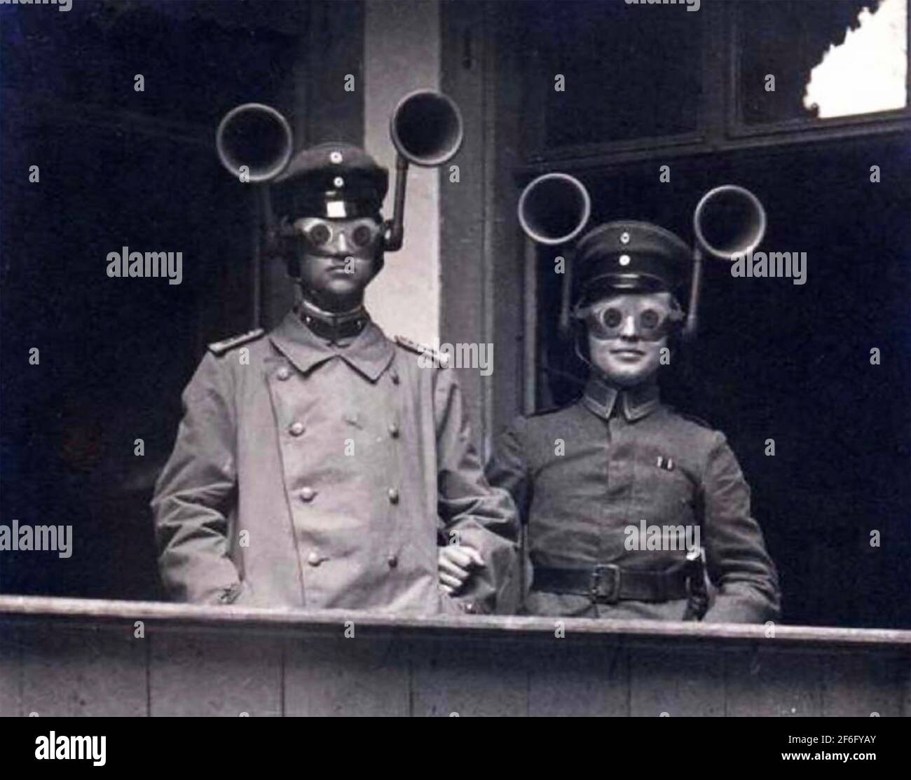 EMPLACEMENT ACOUSTIQUE officiers de l'armée allemande utilisant des détecteurs de son d'avion environ 1914 combinés avec ce qui semblent être des lunettes de soleil. Banque D'Images