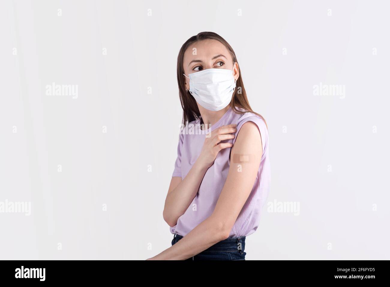 Jeunes femmes avec bandage adhésif après vaccination Banque D'Images