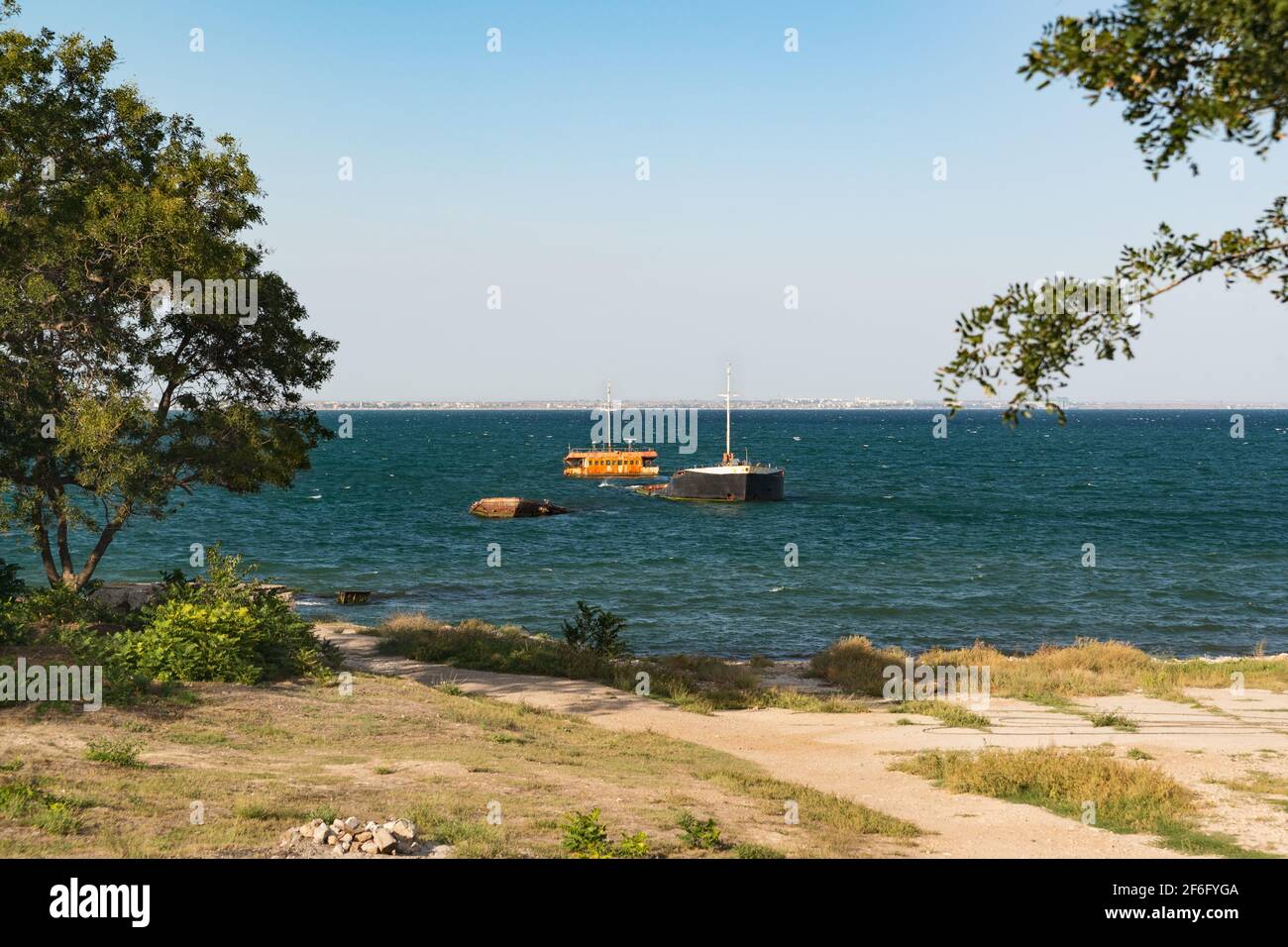La coque rouillée d'un long navire en contrebas au large de la côte Dans la mer Noire près de la ville de Feodosia dans La Crimée Banque D'Images