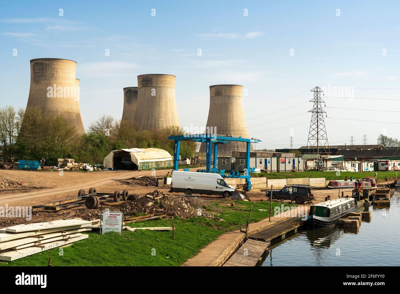 Jardin de bateau de rivière près d'une centrale électrique Banque D'Images