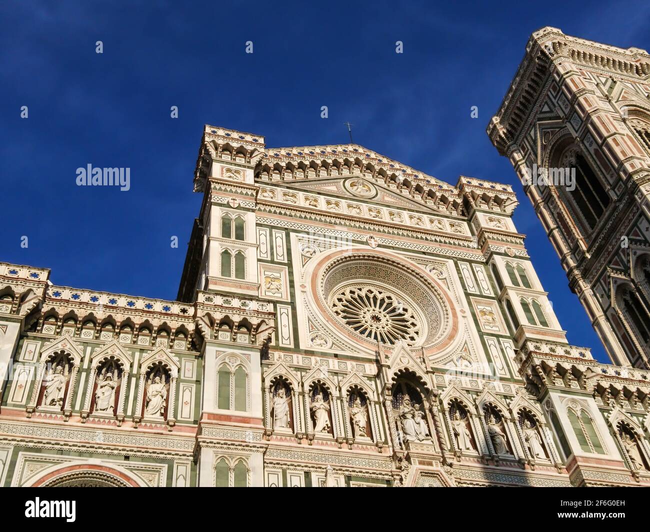 Cathédrale de Santa Maria del Fiore. La cathédrale des années 1 200 est dotée d'une façade en marbre coloré et la tour Giotto offre une vue imprenable sur le ciel bleu. Déplacement Banque D'Images