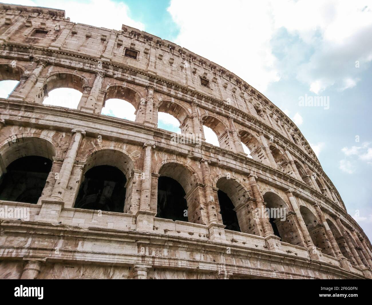Arches de marbre ruines du Colisée à l'extérieur de la partie supérieure vue épique. Célèbre amphithéâtre romain monumental à 3 niveaux, arène de jeux gladiateurs au centre Banque D'Images