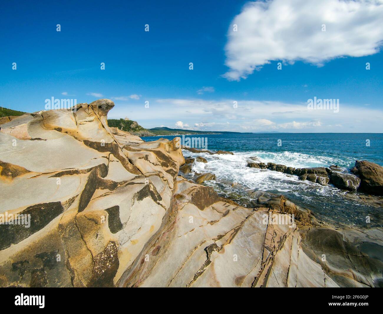 Calignaia sauvage côte rocheuse près de Castello Sonnino, près de Livourne ville en Italie. Été mer méditerranée. Journée lumineuse avec ciel bleu, magnifique su naturel Banque D'Images