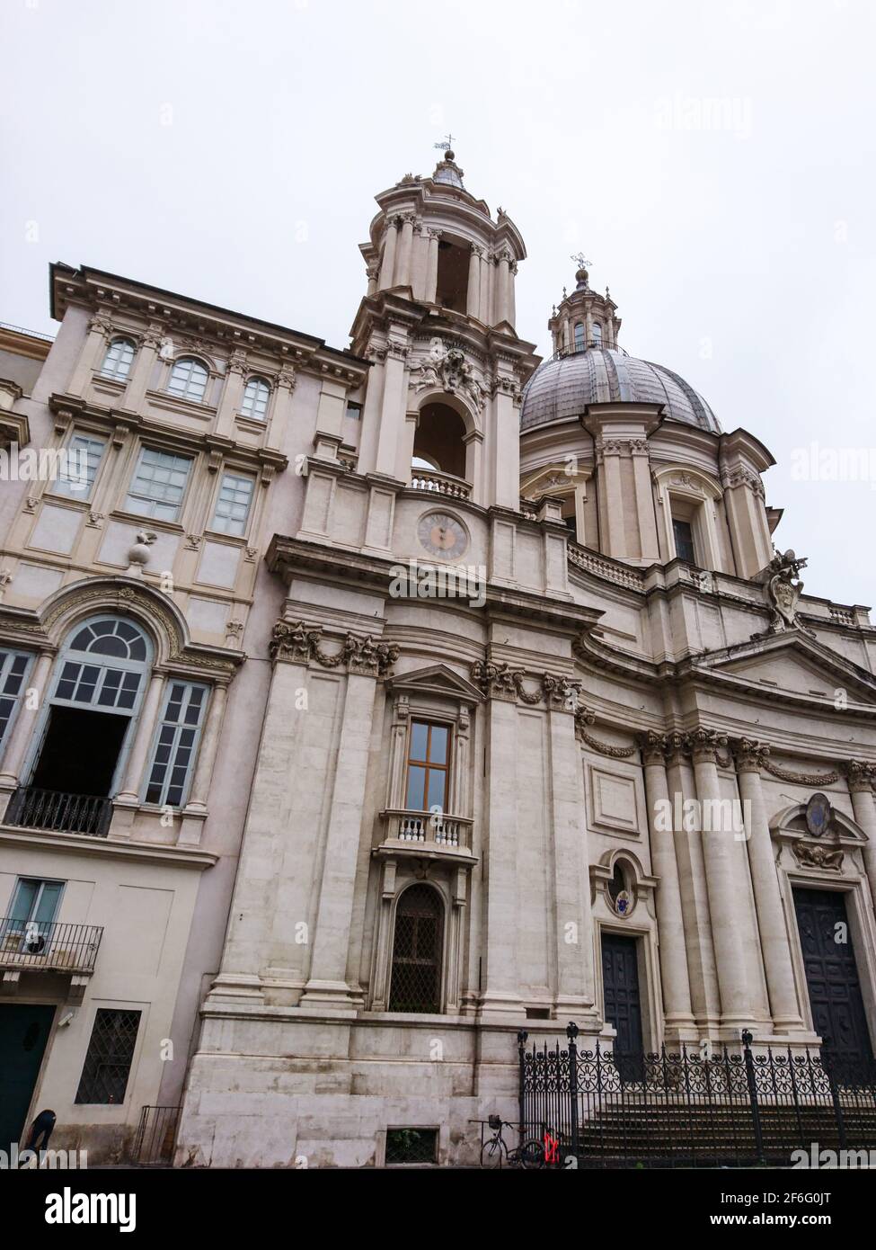 Sant'Agnese à Agon façade de l'église baroque vue sur le site du martyre avec des fresques. Vue sur l'architecture romaine du XVIIe siècle. Voyage Rome, Italie. Banque D'Images