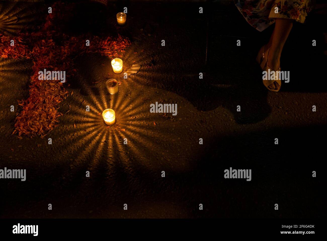 La croix de sel et de fleur entourée de bougies illumine le chemin de l