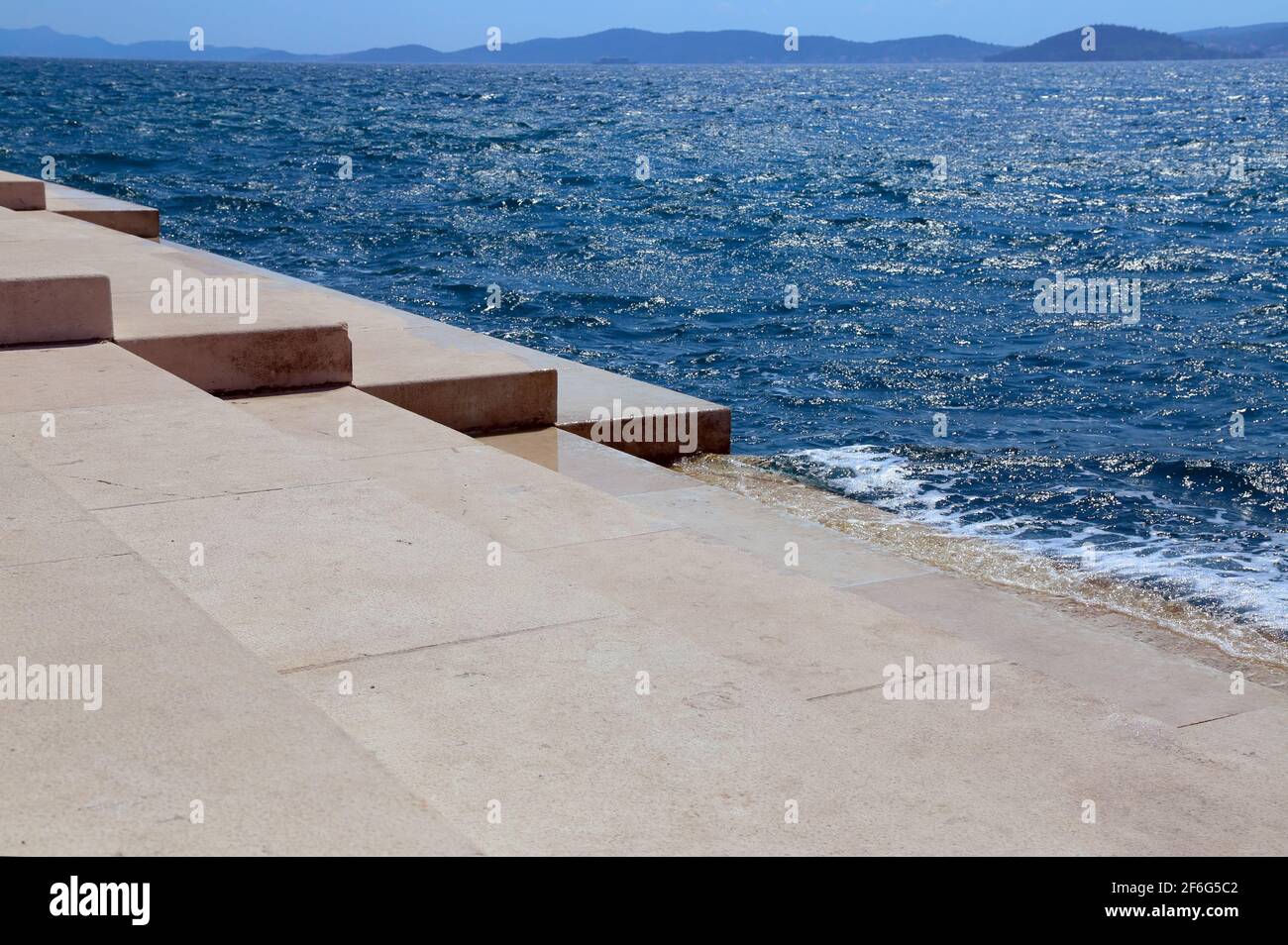 Sea Organ, marche musicale en marbre sur le front de mer, Zadar, Croatie Banque D'Images