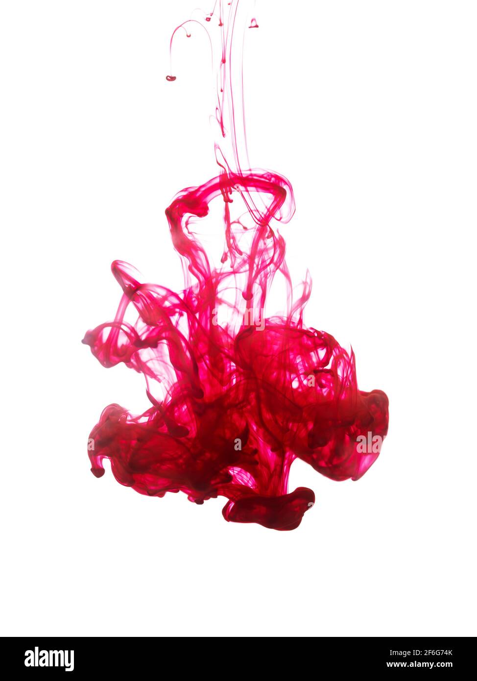 Motif abstrait tombant dans la goutte d'eau de l'encre rouge Banque D'Images
