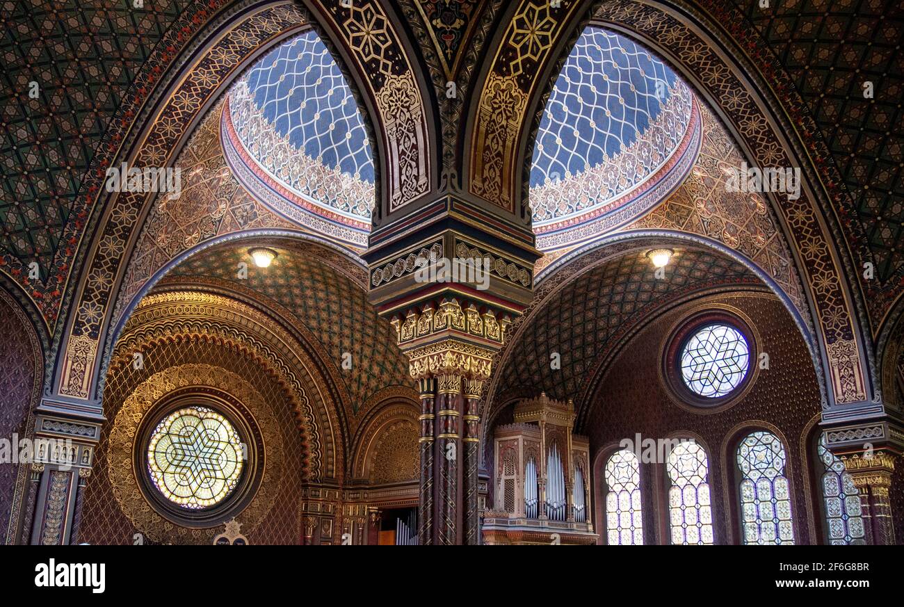 Arches, dômes et fenêtres dans la synagogue espagnole de Prague : de grandes arches décorées encadrent des vitraux et l'orgue dans ce musée et cette synagogue populaires de Prague. Banque D'Images