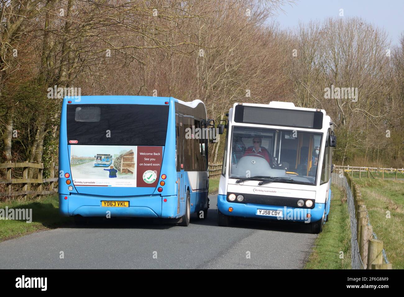 Deux autocars Kirkby Lonsdale louent des midibus qui passent sur une route rurale étroite à Pilling, dans le Lancashire, service 89 jusqu'à Knott End et Lancaster, le 31 mars 2021 Banque D'Images
