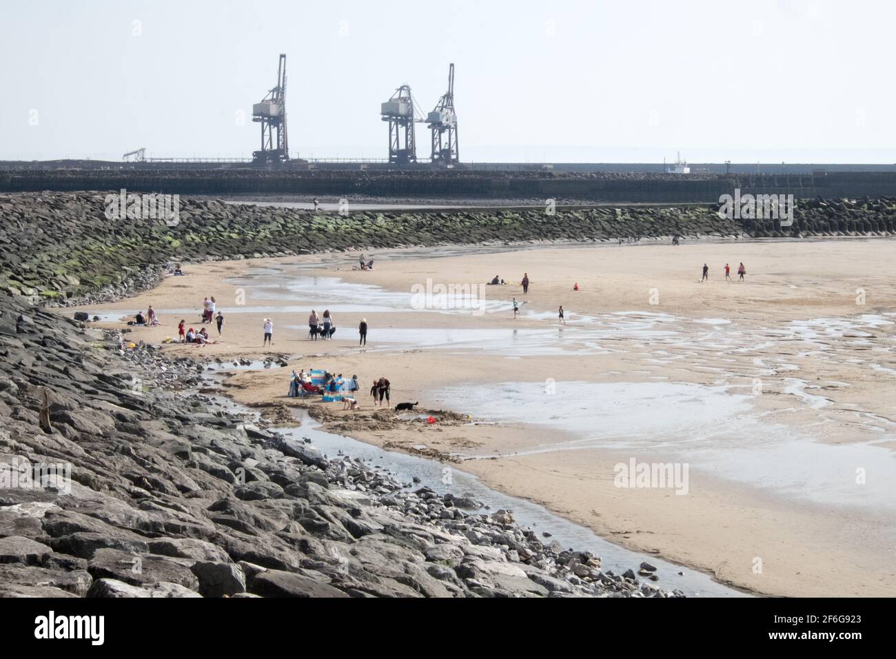 Port Talbot steelworks,et,Port Talbot Dock,avec,grues,industriel,usine,complexe,paysage,et Aberavon Beach,Aberavon Sands,Port Talbot,Port Talbot Neath Area,Council,Swansea Bay,South Wales,Wales,Welsh,GB,Britain,UK,United Kingdom,Europe, Banque D'Images