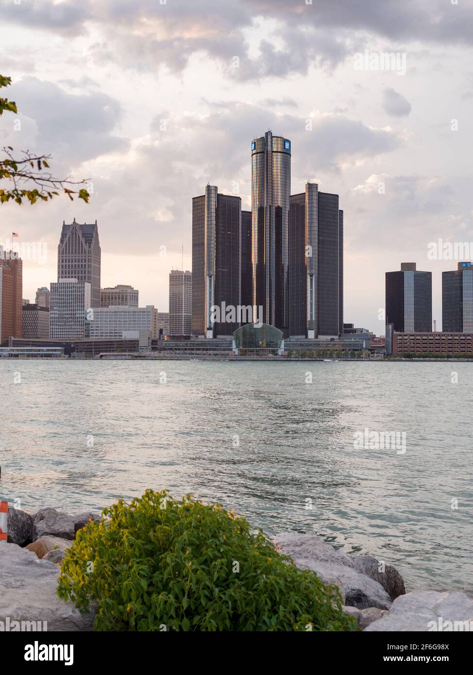 Renaissance Centre Detroit éclairé par un soleil couchant : les tours du Renaissance Centre dans le centre-ville de Detroit dominent la ligne d'horizon. La tour cylindrique GM est la plus haute. Banque D'Images