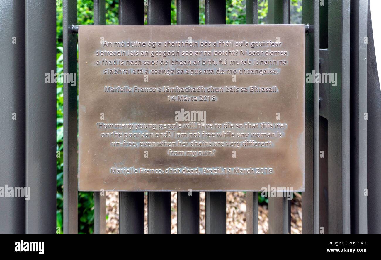 Marielle Franco (1979-2018.) Une plaque au politicien brésilien, dans le Mémorial aux défenseurs des droits de l'homme dans les jardins d'Iveagh à Dublin. Banque D'Images