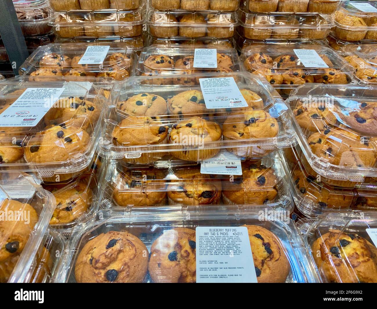 Muffins aux myrtilles au magasin de vente en gros Costco Banque D'Images