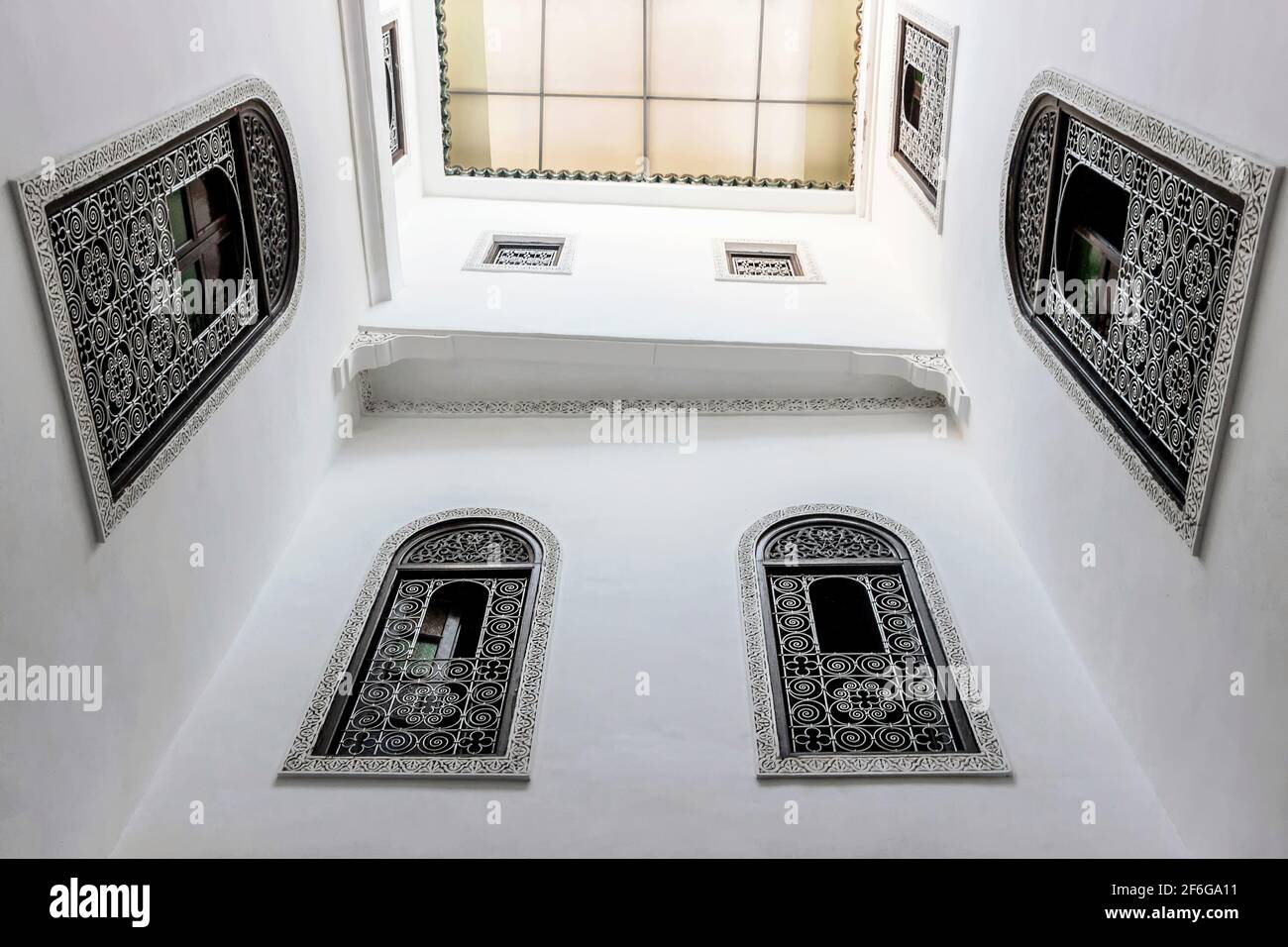 Architecture intérieure d'un riad marocain traditionnel blanc Banque D'Images