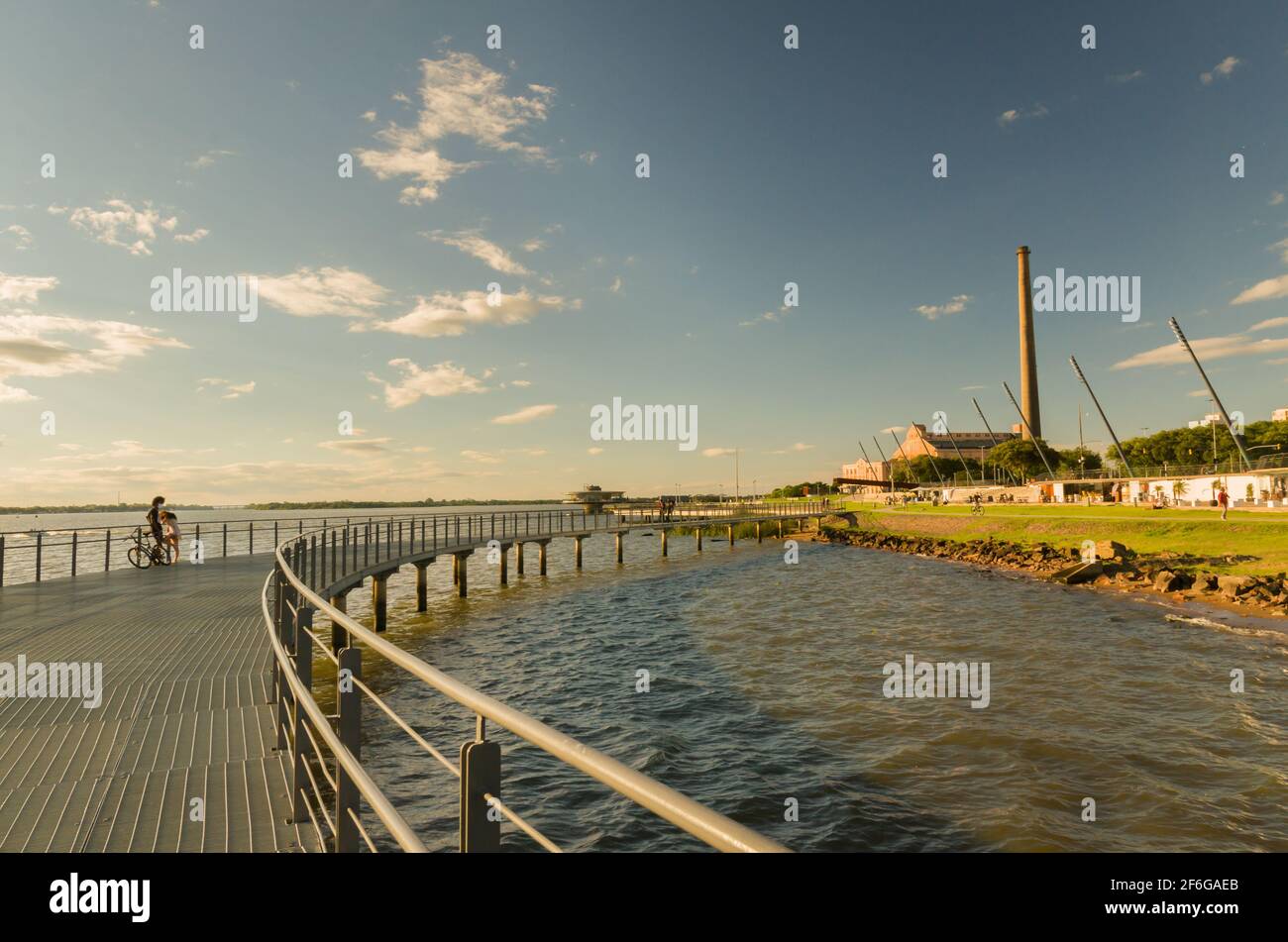 Porto Alegre Rio Grande Do Sul Bresil Du 29 Au 21 Mars Magnifique Coucher De Soleil Au Bord De Guaiba Gasometro A L Heure D Or Photo Stock Alamy