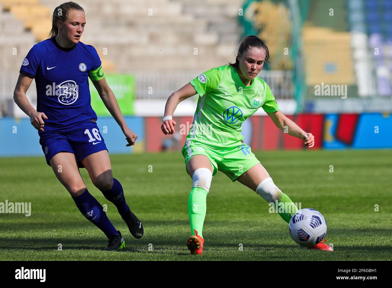 Budapest, Hongrie. 31 mars 2021. Ewa Pajor (#17 VfL Wolfsburg) et Magdalena Eriksson (#16 Chelsea FC) en action pendant le match de la Ligue des champions des femmes de l'UEFA entre VFL Wolfsburg et Chelsea FC au stade Szusza Ferenc de Budapest, Hongrie Credit: SPP Sport Press photo. /Alamy Live News Banque D'Images