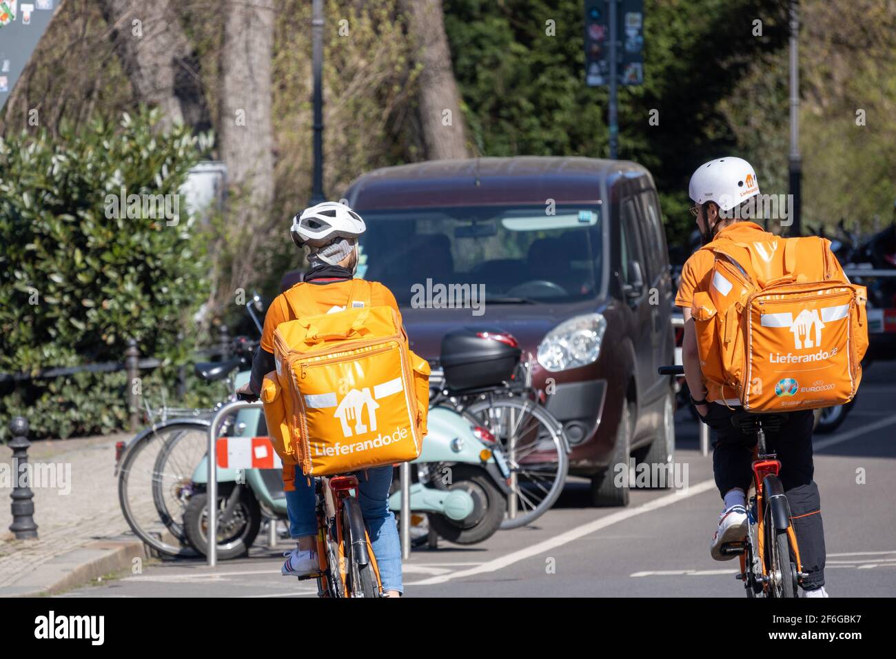 Leipzig, Saxe, Allemagne 03-31-2021 Lieferando liveurs avec vélos-plats à emporter Banque D'Images