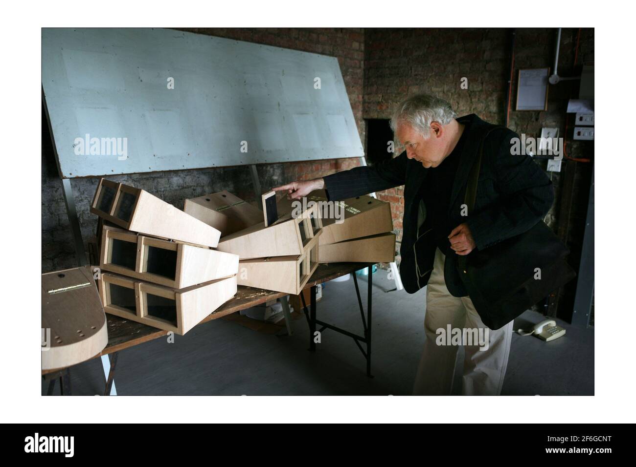 Edward Mayer (blouson noir)la campagne de Swifts de Londres, regarde le nouveau nid de Swifts dans la tour du musée d'histoire naturelle d'Oxford, les Swifts ont été surveillés pendant les 46 dernières années par Swift Guardian Roy Overall.photo par David Sandison The Independent Banque D'Images