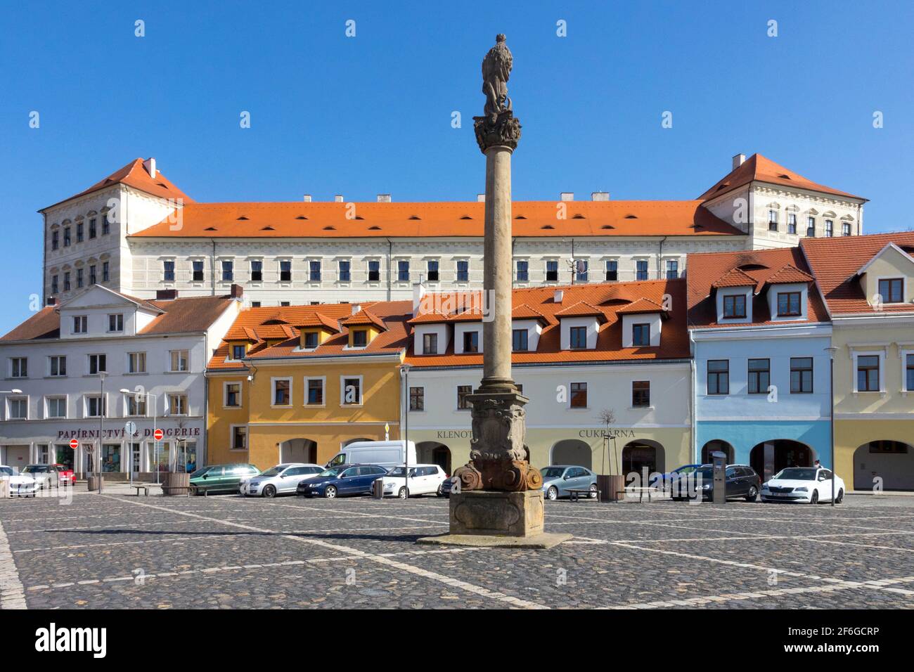 Vue sur le château de Bilina depuis la place principale République tchèque Bohême du Nord Banque D'Images