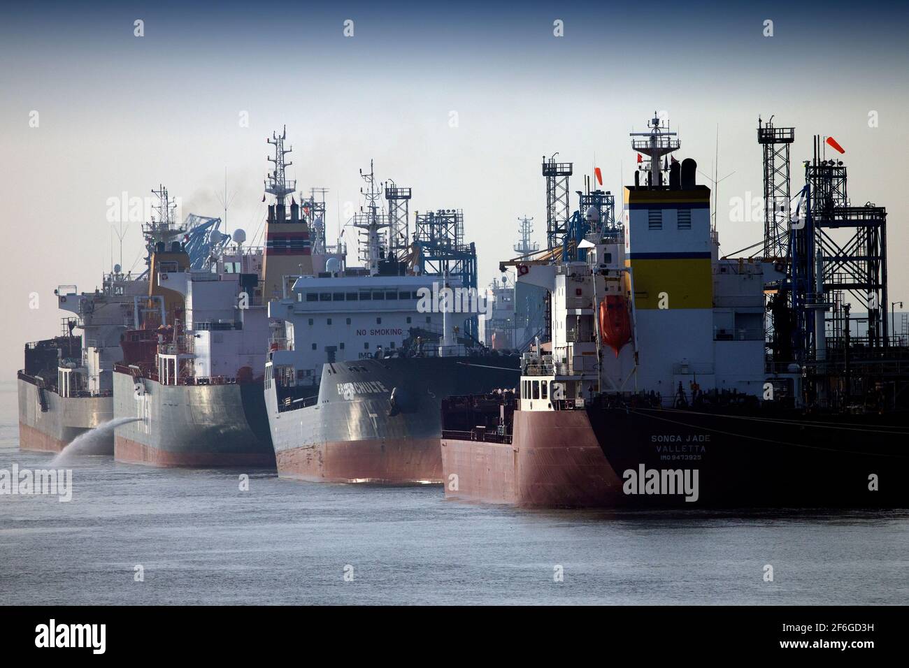 Pétroliers, pétrolier, pétrolier, raffinerie, jetée, Fawley, Southampton, eau, Fawley, New Forest, Hampshire, Angleterre, Royaume-Uni, Banque D'Images