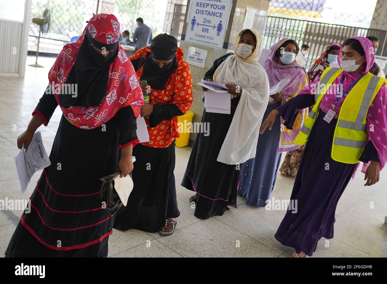 Les travailleuses migrantes sont en file d'attente pour le test obligatoire Covid-19 avant de quitter le pays.selon l'Organisation internationale pour les migrations (OIM), plus de 1.2 millions de travailleurs migrants du Bangladesh travaillent dans le Royaume d'Arabie saoudite et dans d'autres pays du Moyen-Orient. La plupart des femmes migrantes sont employées comme travailleuses domestiques migrantes (MDW). D'avril à octobre 2020, un total de 20,788 femmes migrantes sont retournées au Bangladesh par l'aéroport international Hazrat Shahjalal de Dhaka. (Photo par Sultan Mahmud Mukut/SOPA Images/Sipa USA) Banque D'Images