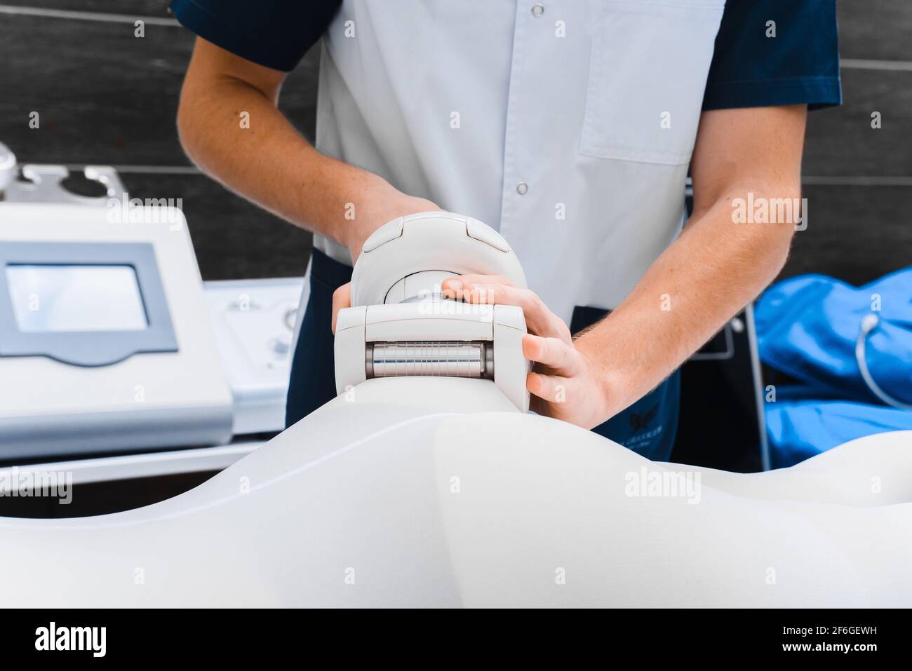 Appareil à rouleaux sous vide cosmétologie. Traitement anti-cellulite dans un salon de beauté. Banque D'Images