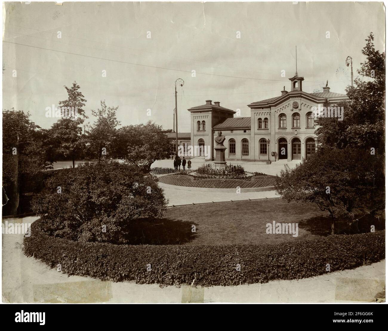 Maison de la gare d'Örebro. Les chemins de fer de l'État, sj. Page de la ville avec statue de von rose. Après 1911, une extension de la partie centrale a été ajoutée avec le balcon. Entraînement électrique en 1932. Banque D'Images