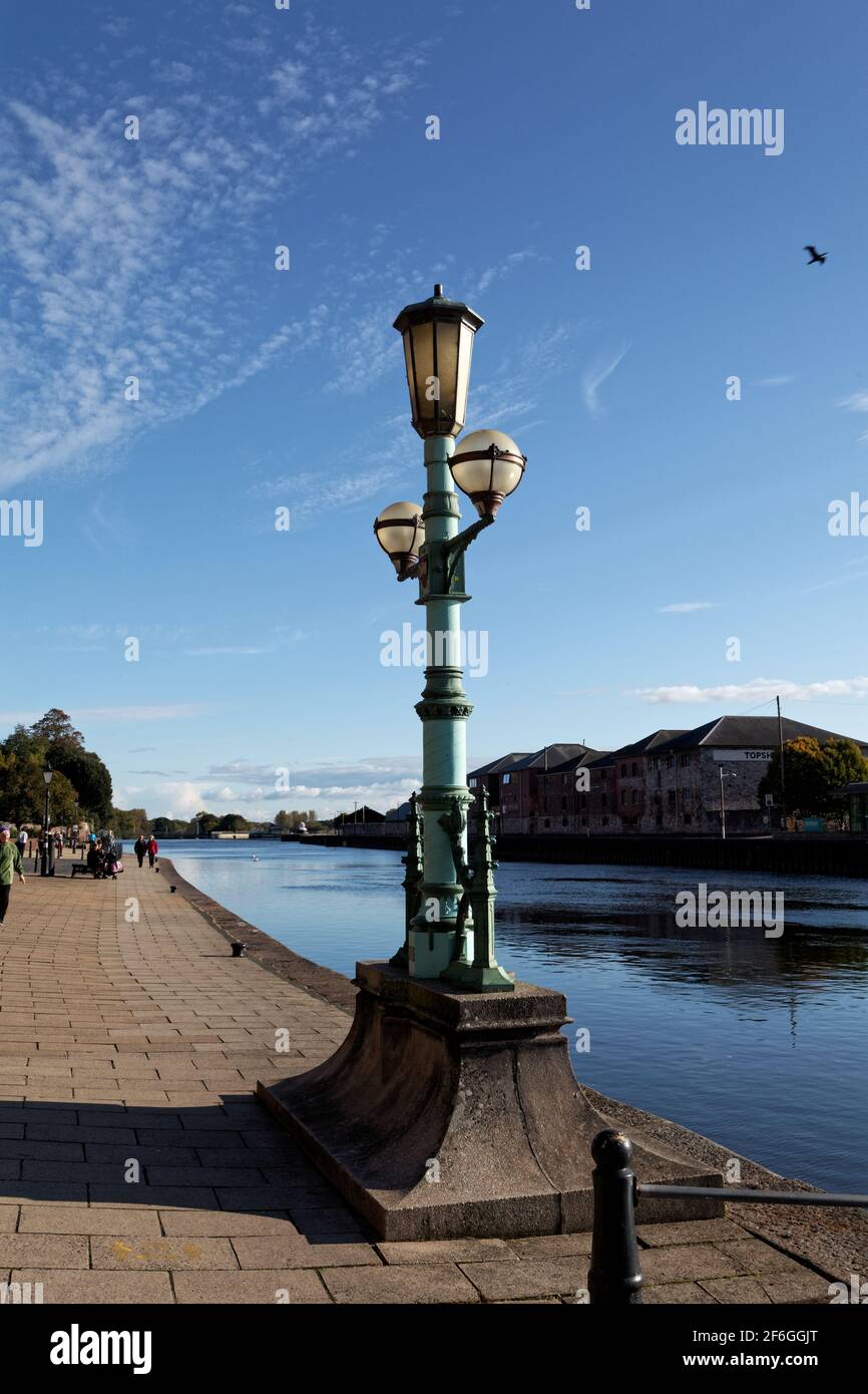 The Quay, Exeter, Devon, Angleterre, Royaume-Uni - UNE lampe en fonte standard fabriquée par W MacFarlane & Co, Glasgow, récupérée de l'ancien pont exe en 1971 Banque D'Images