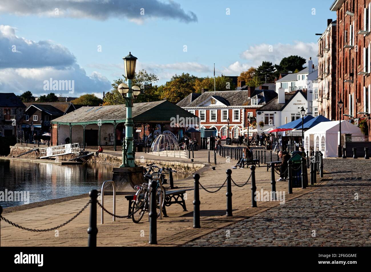 The Quay, Exeter, Devon, Angleterre, Royaume-Uni - UNE lampe en fonte standard fabriquée par W MacFarlane & Co, Glasgow, récupérée de l'ancien pont exe en 1971 Banque D'Images