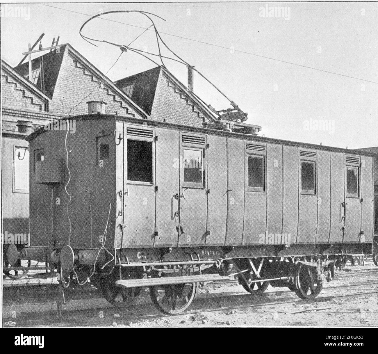 Le chemin de fer de l'État, SJ Test Motor Trailer de ASeadsa Motor cars a été un développement avancé de moteurs monophasés sous la direction de l'ingénieur Ernst Danielsson. En 1905, le moteur de l'exploitation ferroviaire a été fabriqué sous sa direction. Ces moteurs avaient la désignation de type en 25. VID le moteur a eu l'effet 18 KW à 500 V et 25 Hz. Les moteurs sont dotés d'une alimentation CC et d'une alimentation CA ENFA. Ces moteurs ont été construits en 1806 avec un transformateur et d'autres équipements techniques dans monvåaxlad voiture de tourisme de SJ C6A. Le transformateur principal de ce chariot est dimensionné pour Banque D'Images