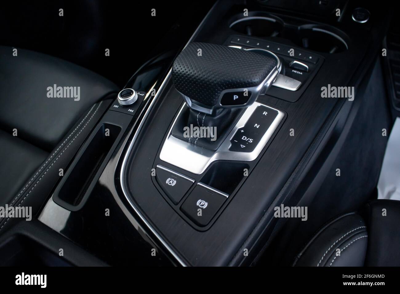 Un levier de vitesses automatique à l'intérieur du coupé Audi A5 2018 Ligne S. Banque D'Images