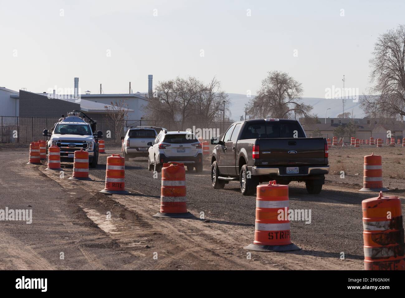 Yakima, Washington, États-Unis. 31 mars 2021. Les premiers patients arrivent à l'ouverture d'un site de vaccination et de tests de masse au Central Washington State Fair Park. L'Agence fédérale de gestion des urgences a ouvert le site du parc d'expositions dans le cadre d'un programme de six semaines qui étend la capacité de vaccination à Yakima d'environ 200 vaccins par jour à 1,200 vaccins par jour entre les opérations fixes et mobiles. Crédit : Paul Christian Gordon/Alay Live News Banque D'Images