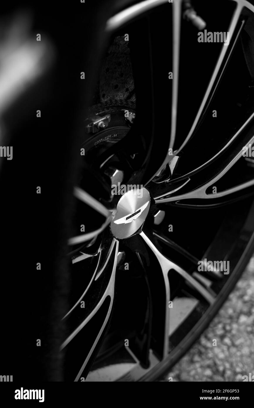 Le logo Aston Martin sur la roue diamant de La voiture sur UNE Aston Martin V12 Vanquish S 2013 Série carbone en noir et blanc Banque D'Images