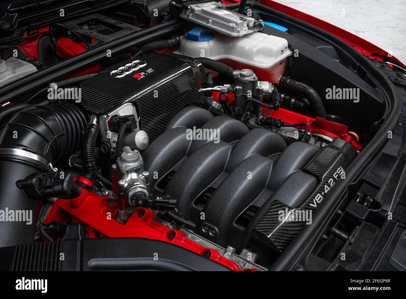 Le capot moteur d'UNE Audi RS4 B7 2008 rouge Berline V8 Banque D'Images