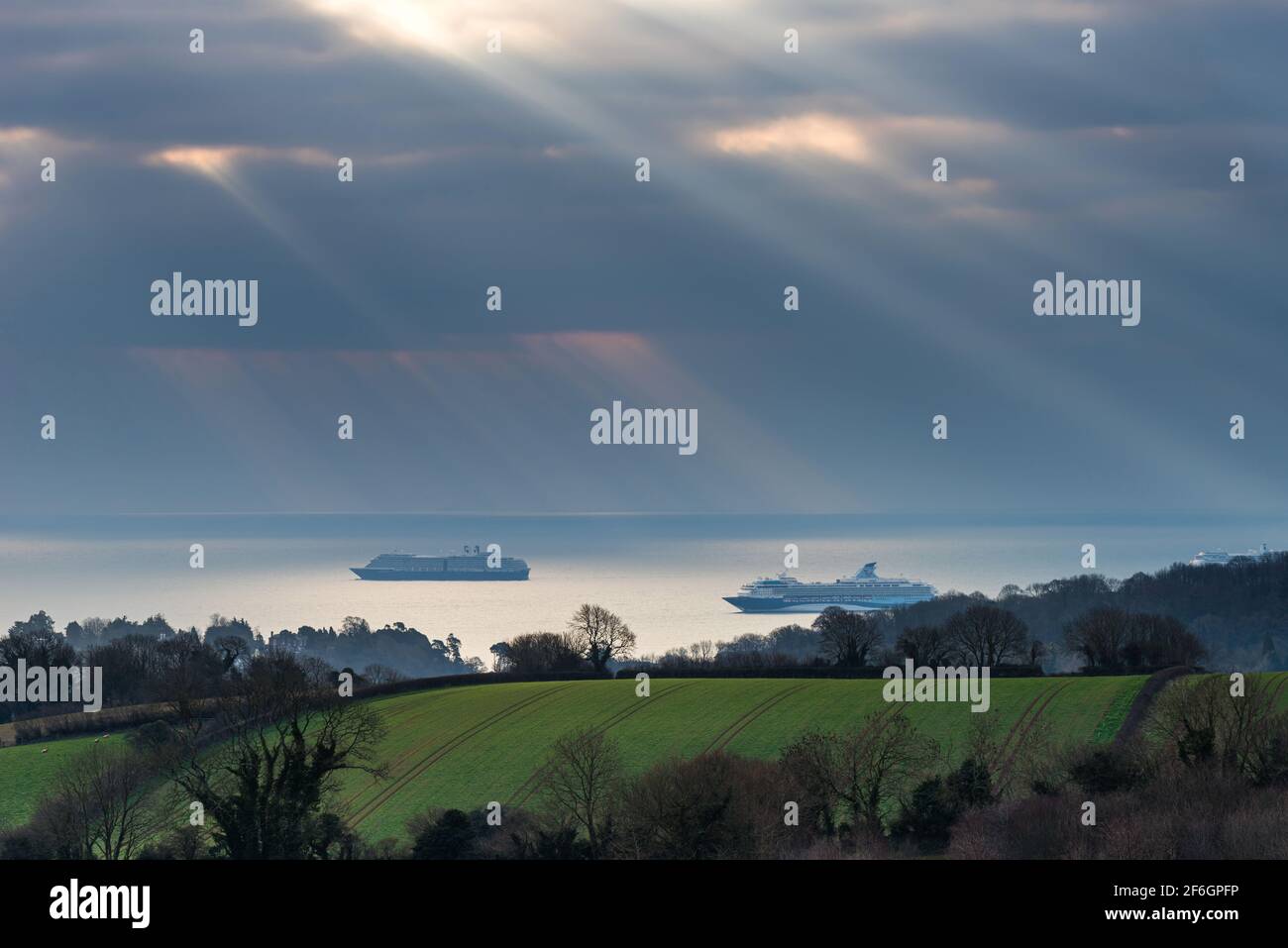 DES RAYONS DE SOLEIL DANSANTS au-dessus DE TORQUAY depuis Burial Ground Fields, Devon, Angleterre, Europe Banque D'Images