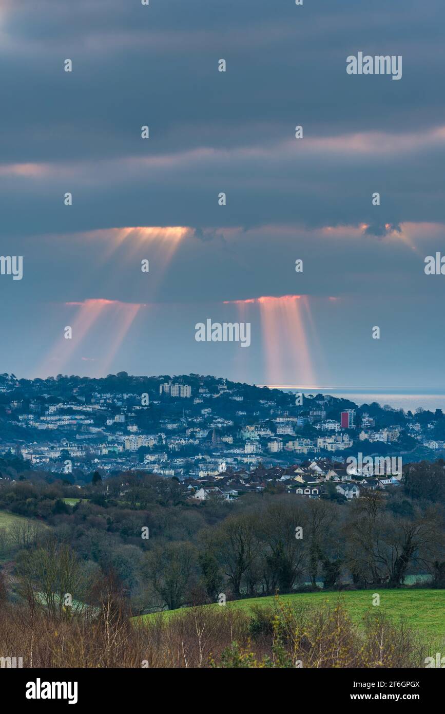 DES RAYONS DE SOLEIL DANSANTS au-dessus DE TORQUAY depuis Burial Ground Fields, Devon, Angleterre, Europe Banque D'Images