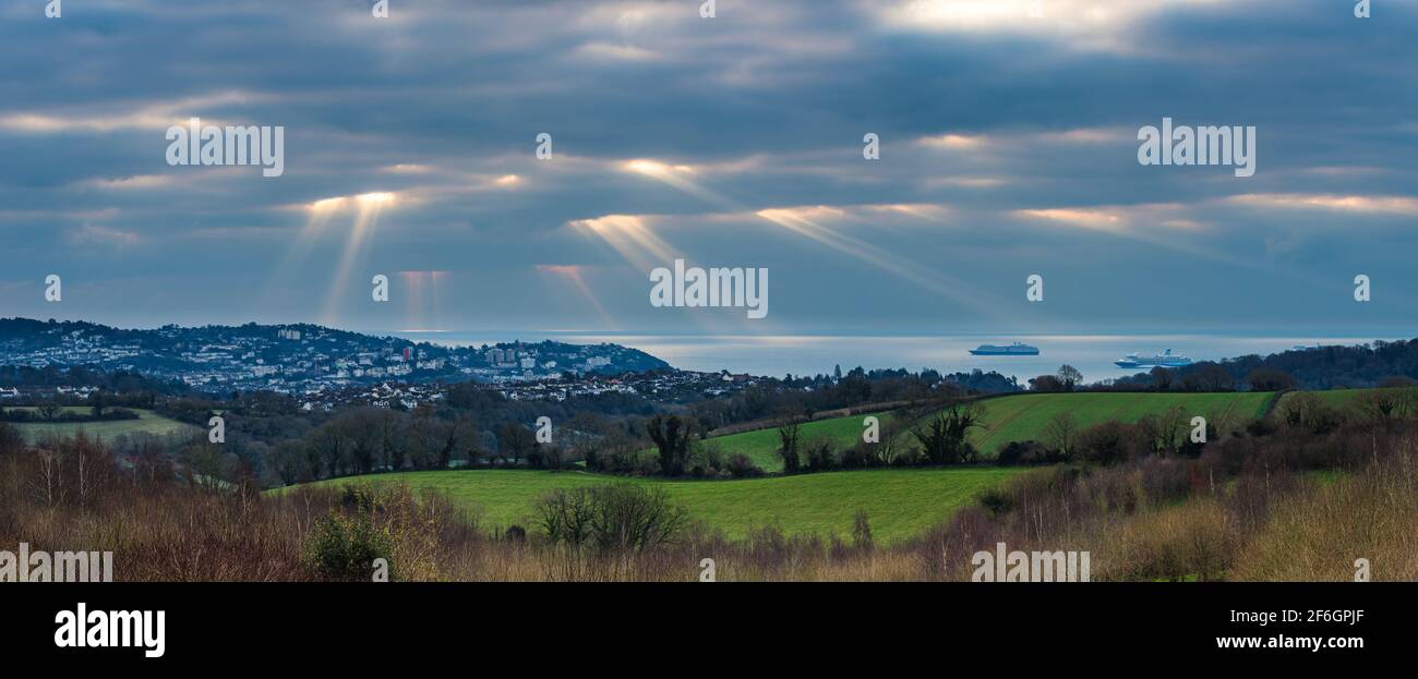 DES RAYONS DE SOLEIL DANSANTS au-dessus DE TORQUAY depuis Burial Ground Fields, Devon, Angleterre, Europe Banque D'Images