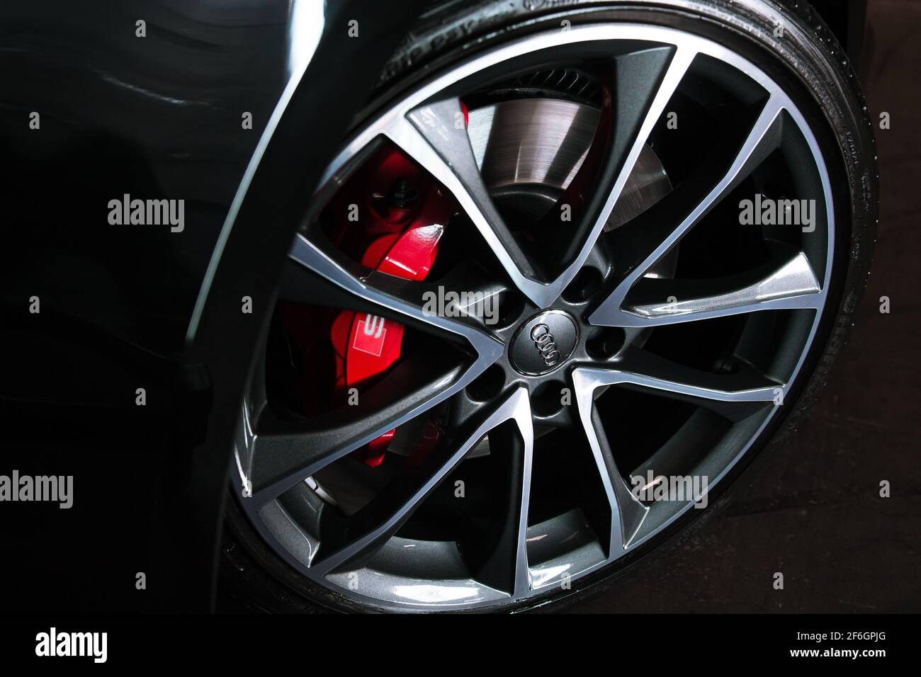 La roue avant à coupe en diamant avec UN étrier de frein rouge D'UNE Audi  S4 B9 2018 Photo Stock - Alamy